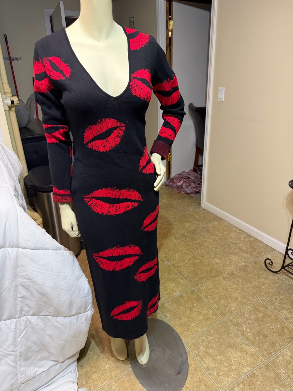 AKIRA Black Long-Sleeve Midi Dress with Red Lip Print